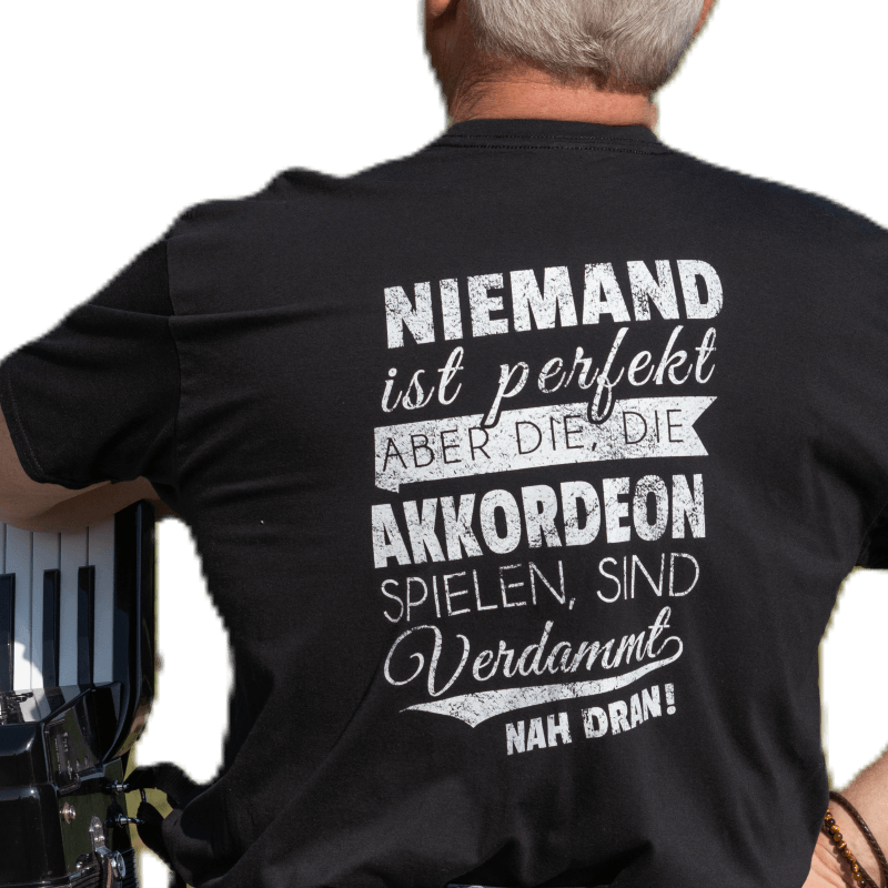 Arie im Shirt: Niemand ist perfekt – aber wer Akkordeon spielt, kommt verdammt nah ran