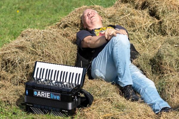 Powernap im Heu: Arie wartet entspannt auf deine Anfrage